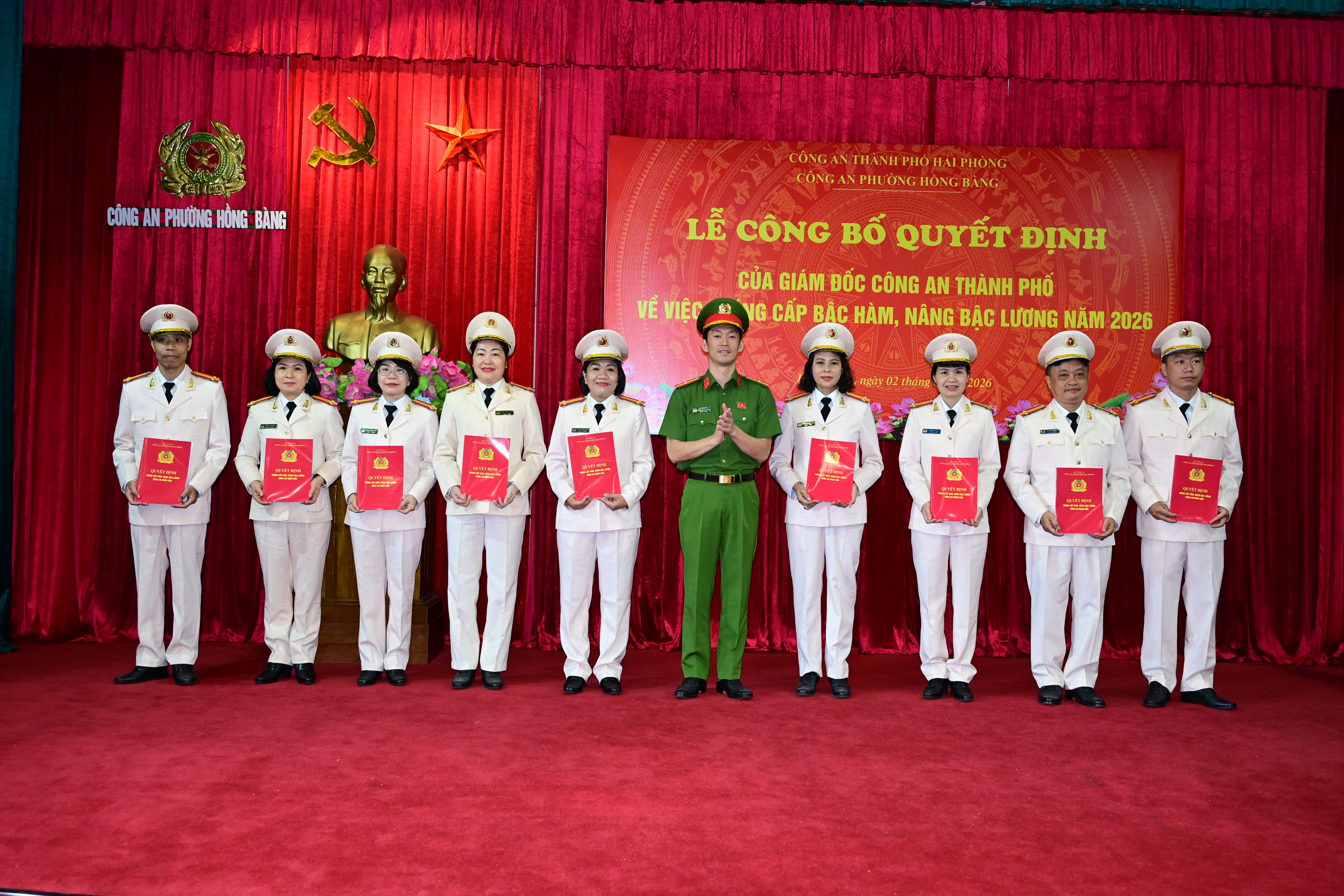Công an phường Hồng Bàng công bố Quyết định của Giám đốc CATP thăng cấp bậc hàm, nâng bậc lương cho 57 CBCS